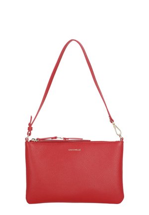 Borsa a tracolla in pelle rossa con trama martellata, cerniera dorata, tracolla staccabile e piccolo logo dorato "COCCINELLE" sul davanti.