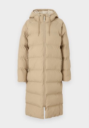 Doudoune beige avec capuche, dotée d'une fermeture éclair avant pleine, de poignets élastiques et d'une texture matelassée horizontale pour l'isolation.