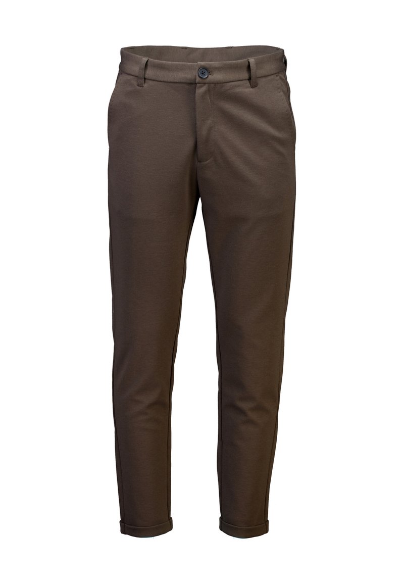 Braune Hose aus gewebtem Stoff; Slim-Fit-Design mit flachem Bund, einzelner Knopfverschluss und umgeschlagenen Säumen. Glatte Textur, minimale Details.