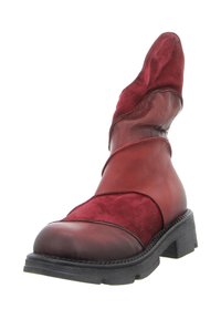 Roter Leder-Stiefel bis zum Knöchel mit hohem, umgeschlagenem Schaft, der eine Kombination aus glatten und Wildleder-Oberflächen zeigt, sowie einer robusten schwarzen Gummisohle.