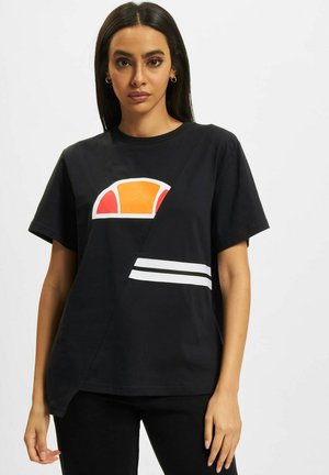 Camiseta de algodón negra con un diseño gráfico en naranja y blanco, corte asimétrico y dos franjas horizontales blancas en la parte inferior.