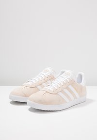 adidas Originals GAZELLE UNISEX - Tenisky - footwear white