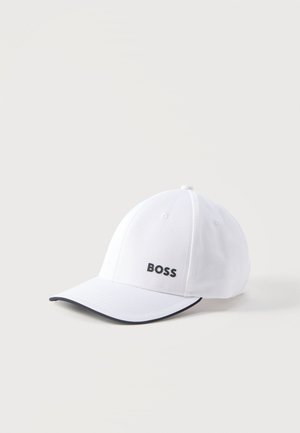 Fehér baseball sapka fekete szegélyű karimával és az elülső panelen feketével nyomtatott "BOSS" felirattal.