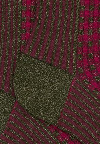 Calzini lavorati a maglia con una combinazione di colori rosa intenso e verde oliva, arricchiti con fili metallici, che mettono in risalto motivi verticali e a scacchi.