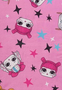 Wzór przedstawia kolorowe lalki w stylu kreskówkowym z dużymi oczami na różowym tle, otoczone czarnymi i niebieskimi gwiazdami. Postacie mają charakterystyczne fryzury i akcesoria.