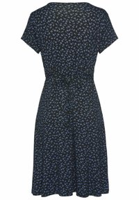 Schwarzes Kurzarmkleid mit blauem Blumenmuster, A-Linien-Silhouette, tailliert mit Bindegürtel, weiches Textilgefühl.