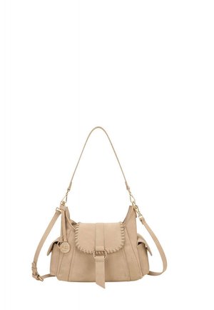 Sac à bandoulière en cuir beige avec rabat tressé, sangle décorative avant, poches latérales, ferrures dorées et bandoulière réglable en travers.