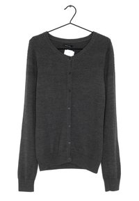 Tmavě šedý pletený cardigan s dlouhými rukávy a knoflíky vpředu, vystavený na černém ramínku s bílou etiketou uvnitř.