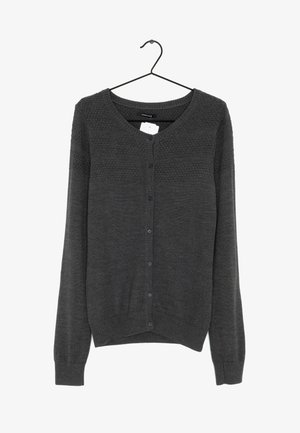 Tmavě šedý pletený cardigan s dlouhými rukávy a knoflíky vpředu, vystavený na černém ramínku s bílou etiketou uvnitř.