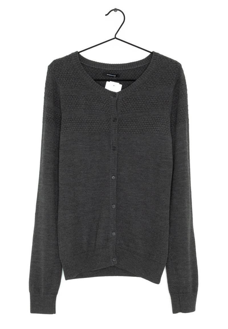 Tmavě šedý pletený cardigan s dlouhými rukávy a knoflíky vpředu, vystavený na černém ramínku s bílou etiketou uvnitř.