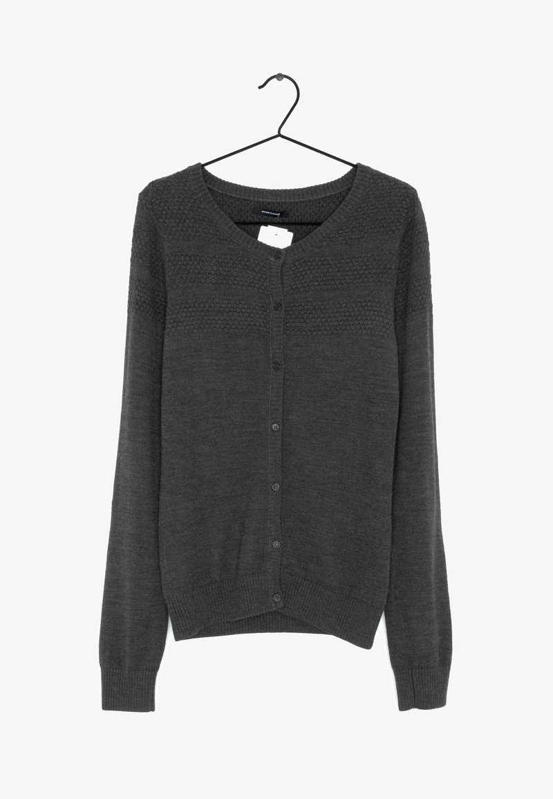 Tmavě šedý pletený cardigan s dlouhými rukávy a knoflíky vpředu, vystavený na černém ramínku s bílou etiketou uvnitř.