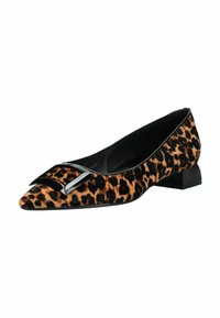 Scarpa piatta in stampa leopardata con punta affusolata, tomaia in tessuto, dettaglio in fibbia nera lucida e tacco basso a blocco. Texture morbida, design casual.