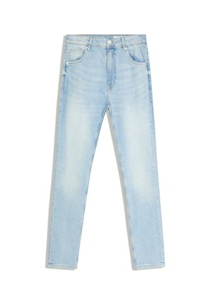 Jean skinny bleu clair avec poches avant, passants de ceinture et fermeture par bouton, posé à plat sur un fond blanc.