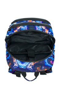 Zaino con un audace motivo in marmo multicolore nei toni di blu, viola e arancione; presenta un interno nero e cerniere. Molti scomparti.