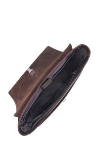 Rjava sueden torba z gladko teksturo, z magnetnim zapiranjem in prostornim notranjim delom obloženim s črnim materialom, ki vsebuje predale.