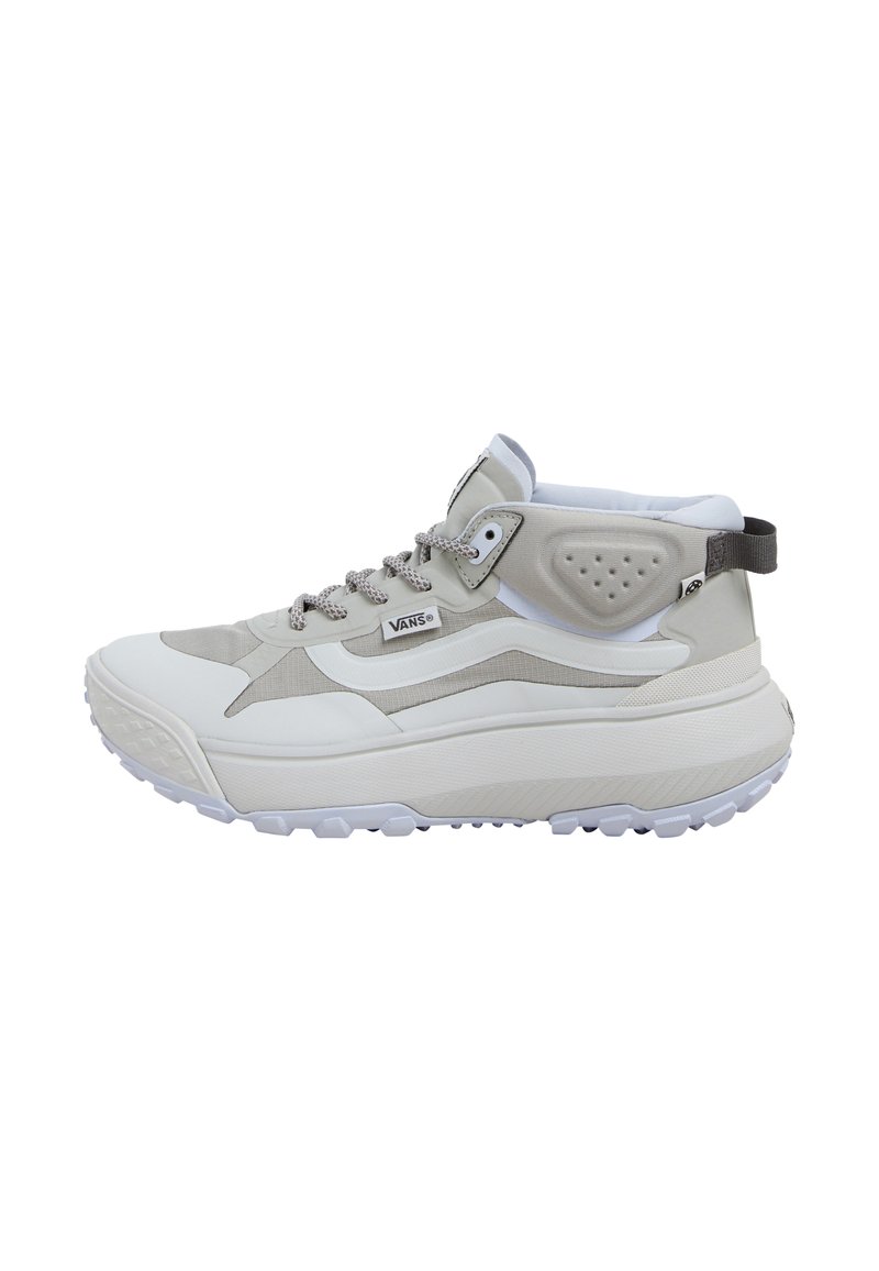 Høje sneakers i lys grå og hvid, der har en blanding af teksturerede materialer, polstret krave og en tyk gummisål med godt greb.