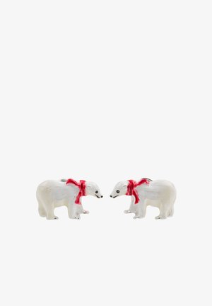 Valged keraamilised jääkaru figuriinid punaste sallidega, millel on detailne tekstuur ja läikiv pind, seisavad üksteise vastu.