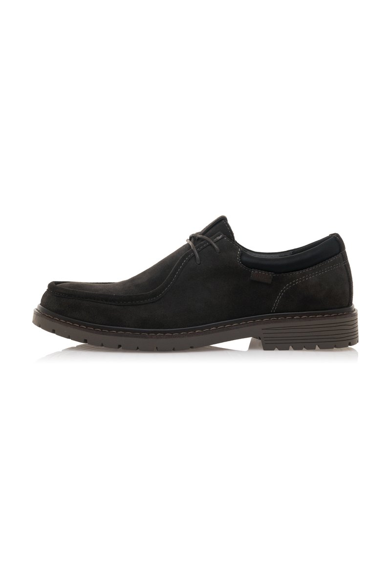 Scarpe in suede nero con punta rotonda, cuciture frontali minime e suola in gomma marrone. Presentano un design con lacci e un colletto imbottito.