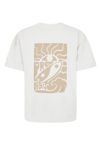 Witte katoenen T-shirt met een beige grafisch ontwerp van een abstracte vis, zon, golven en stralen, gedrukt op de achterkant.