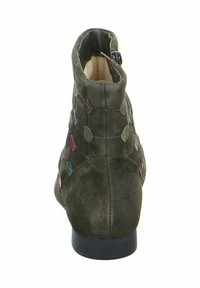 Grüne Wildleder-Ankle-Boots mit texturierter Oberfläche, die farbenfrohe blattförmige Akzente und einen Reißverschluss an der Seite für ein einfaches Anziehen aufweisen.