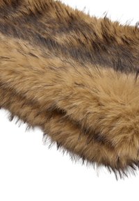 Szalik z sztucznego futra w odcieniach jasnobrązowym i ciemniejszym brązie. Charakteryzuje się długimi, miękkimi włóknami o lekko szorstkiej fakturze i efektownym warstwowym wyglądzie.