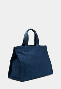 Merevaigune käekott tekstuurse logomustriga, ristkülikukujuline, lühikeste sangadega ja struktureeritud disainiga. Vastupidav materjal ja sile viimistlus.