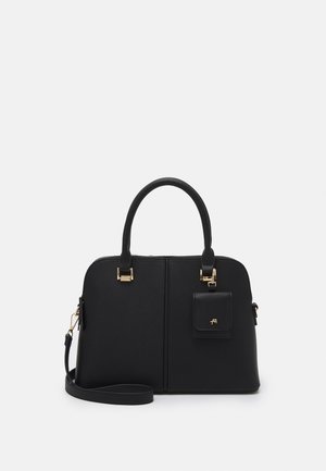 Sac à main structuré noir avec deux poignées, une bandoulière amovible, des ferrures dorées et une petite pochette attachée avec un logo sur un fond uni.