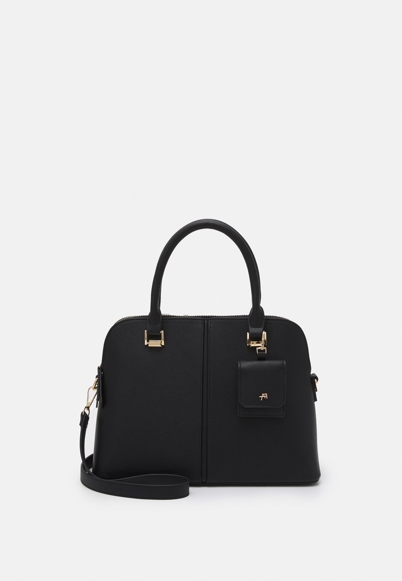 Sac à main structuré noir avec deux poignées, une bandoulière amovible, des ferrures dorées et une petite pochette attachée avec un logo sur un fond uni.