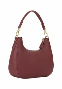 Borsa a mano in pelle bordeaux con texture, dalla forma curva e con dettagli in metallo color oro. Dotata di una singola tracolla e di una tasca laterale con cerniera.