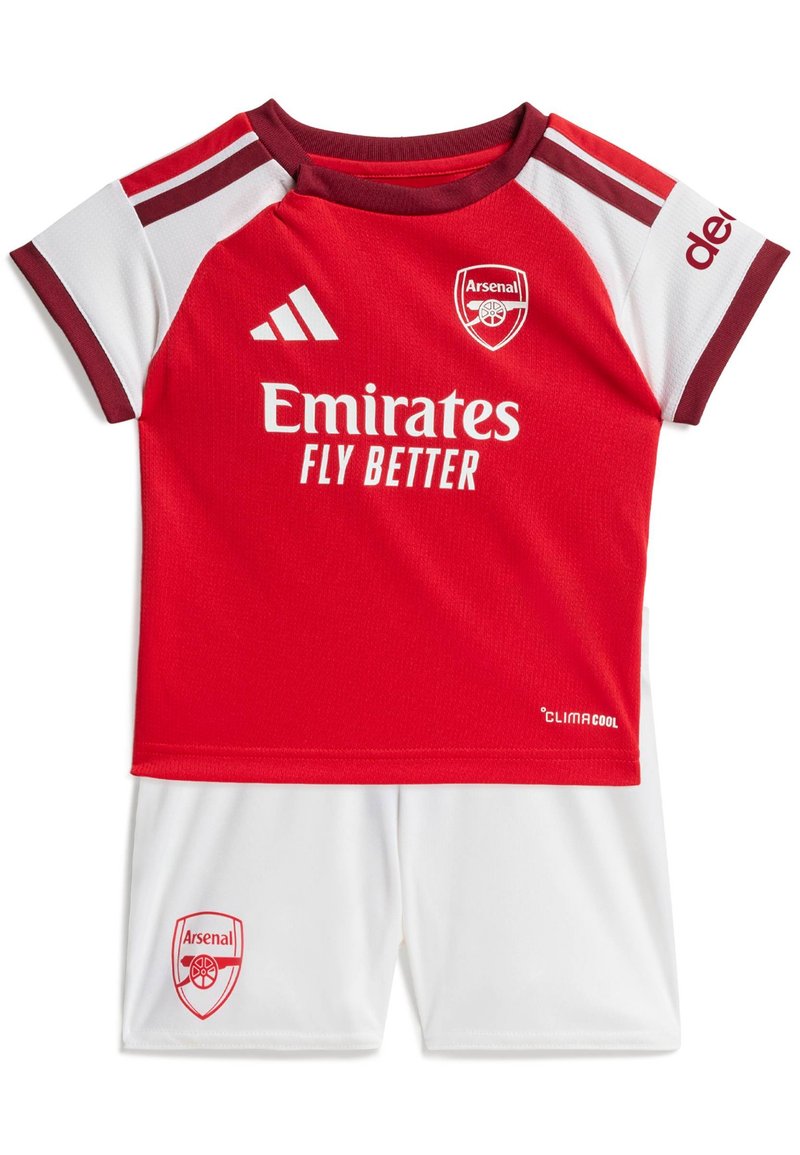 Tenue de football pour tout-petits Arsenal rouge et blanc avec logo du sponsor Emirates, bandes Adidas sur les manches et écussons Arsenal sur le maillot et le short.