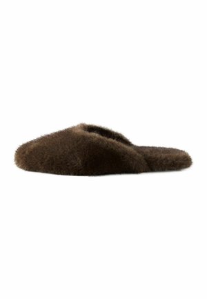 Brun fluffet slip-on tøfler med lukket tå og åben hæl, designet til indendørs brug.