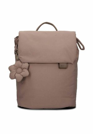Sac à dos marron avec un rabat pliable, fabriqué en matériau doux. Présente un accent floral à l'avant et une poignée supérieure pour le porter.