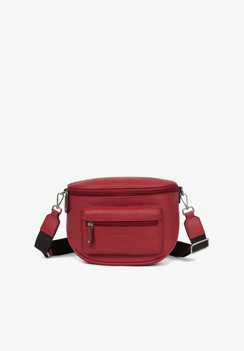 Borsa a tracolla rotonda in pelle rossa con un vano principale con zip e tasca frontale con zip; presenta una tracolla in tessuto removibile e accenti in hardware argento.
