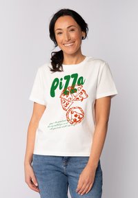 Witte t-shirt met korte mouwen, featuring een kleurrafische pizza-afbeelding met groene tekst. Het ontwerp bevat gestileerde pizzaschellen en tekst in verschillende kleuren.