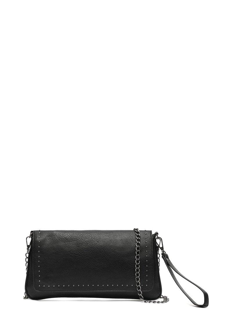 Zwarte leren clutch met gestructureerde oppervlakte, zilveren metalen schouderband en gestifte accenten langs de randen. Rectangulaire vorm, ritsluiting.