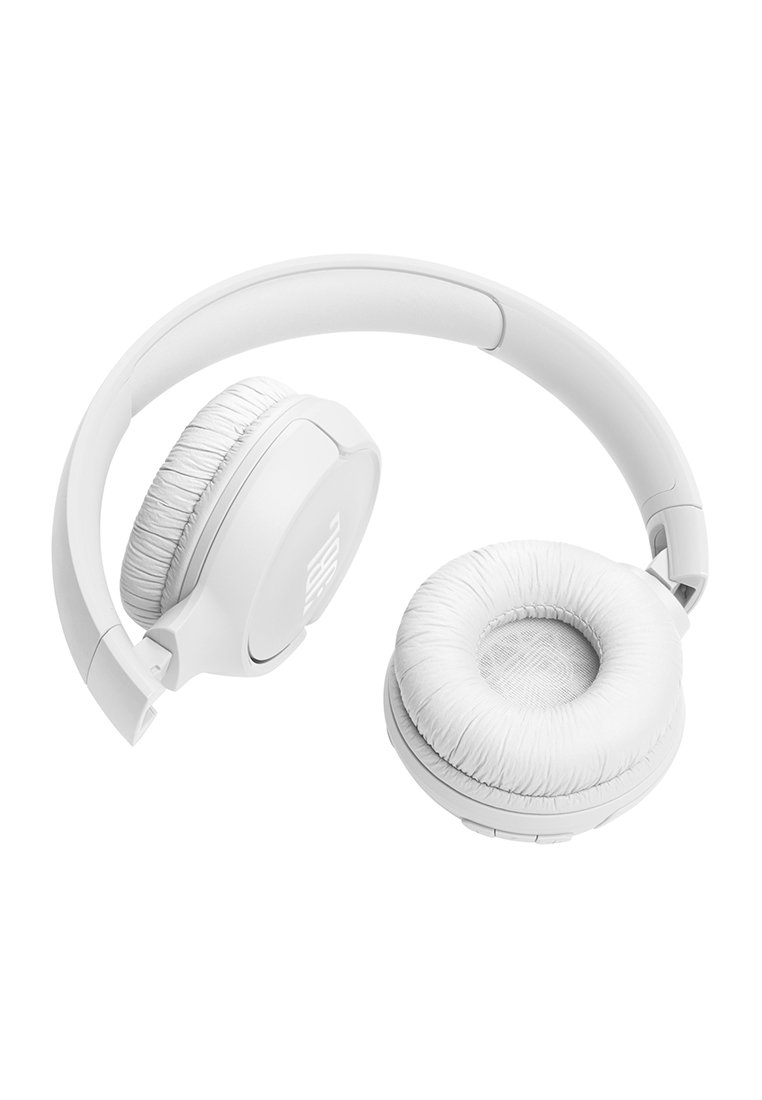 Weiße Over-Ear JBL Kopfhörer mit gepolsterten Ohrpolstern und verstellbarem Kopfband, im gefalteten Zustand und schräg auf einem weißen Hintergrund dargestellt.