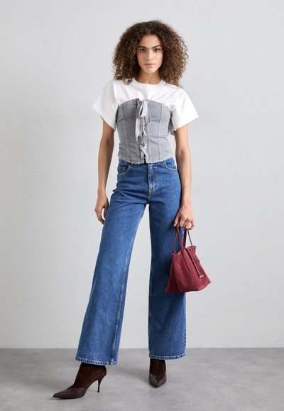 Baum und Pferdgarten NINI - Brīva piegriezuma džinsi - classic blue denim