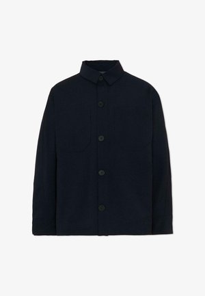 Chemise noire à manches longues avec boutons, deux poches poitrine et un col, présentée à plat sur fond blanc.