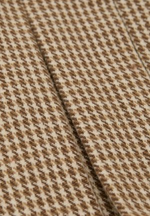 Pruunide ja kreemjate hounds-tooth-mustriga kangas, millel on kootud tekstuur, pehmed ja karvased kiud ning tihe, struktureeritud kuju.
