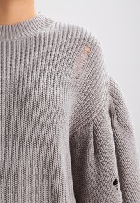 Won Hundred Trui - silver-coloured