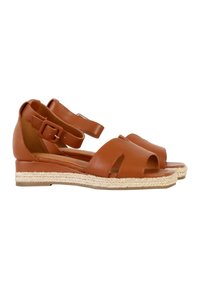 Sandales en cuir marron avec un design ouvertes à l'avant, une lanière à la cheville et une semelle en espadrille tissée. Talon plat, découpes courbes minimalistes.