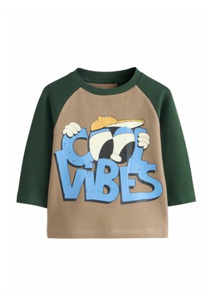 Tricou cu mâneci lungi pentru copii mici, cu mâneci verzi pădure și corp bej, cu o caricatură de raton purtând o șapcă galbenă și text albastru „COOL VIBES.”