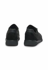Czarne sneakersy z połączeniem gładkiej i zamszowej skóry, z wyściełanym kołnierzem, teksturowaną podeszwą i subtelnym logo na pięcie.