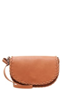 Borsa a tracolla in pelle marrone con forma arrotondata, caratterizzata da dettagli intrecciati lungo i bordi e una tracolla rimovibile. Texture liscia.