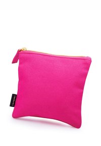 Rosa canvaspung med en texturerad yta, gulddragkedja och sidetikett. Kompakt fyrkantig form, lämplig för att hålla små föremål.