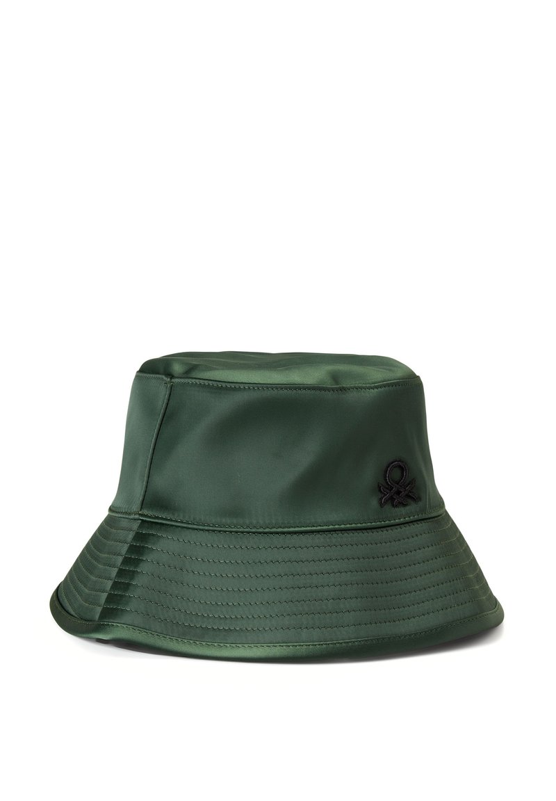 Zelený saténový klobouk ve stylu bucket s širokým, flexibilním okrajem, se zalisovaným černým logem na boku. Celkově hladká textura.