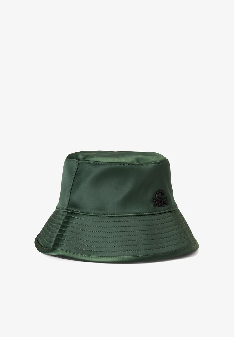 Zelený saténový klobouk ve stylu bucket s širokým, flexibilním okrajem, se zalisovaným černým logem na boku. Celkově hladká textura.
