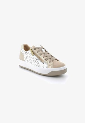 Sneaker bianca con accenti beige, punte in suede texturizzato, zip laterale e design perforato. Suola in gomma e chiusura con lacci.