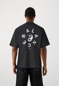 Selected Homme SLHBOXY TEE - Apdrukāts T-krekls - black/white