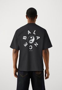 Selected Homme - SLHBOXY TEE - Trükipildiga T-särk - black/white Väikepilt 1